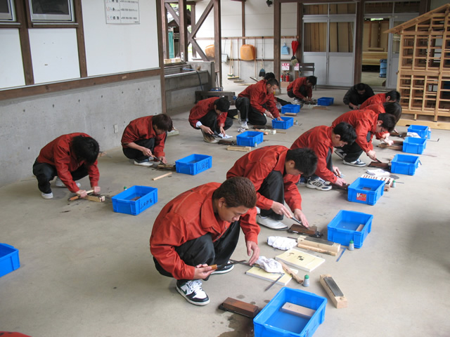 大工の最初の実習「研ぎ」（建築総合基礎実習）