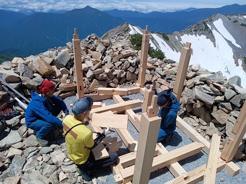 山頂にて「薬師堂」の建方